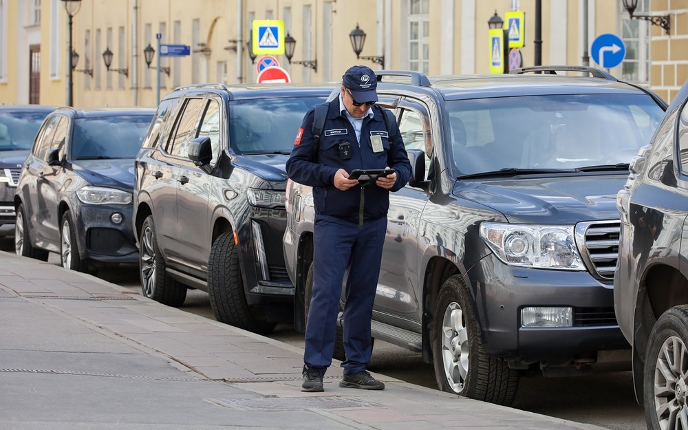 Забыли оплатить парковку или заблудились в центре? Эти люди точно помогут