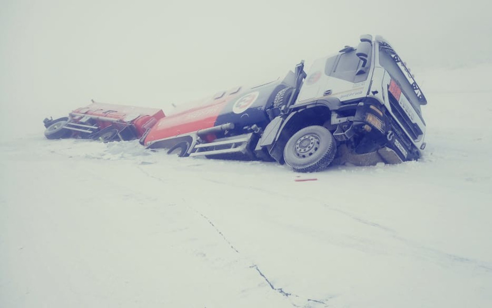 В Якутии под лед провалились два бензовоза
