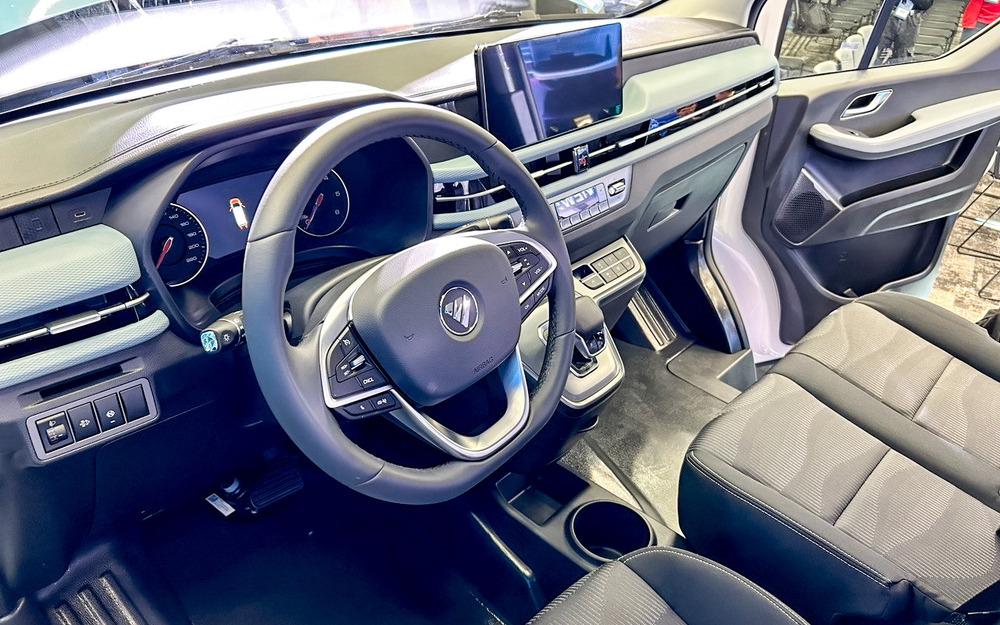 В кабине предусмотрены три посадочных места - для водителя и двух пассажиров. Как и у многих других «китайцев» - с подстаканниками негусто.