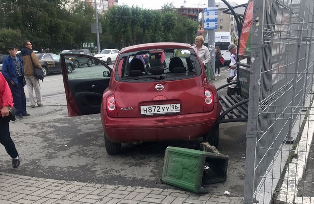 Перепутала педали: в Екатеринбурге женщина на Ниссане въехала в остановку с людьми