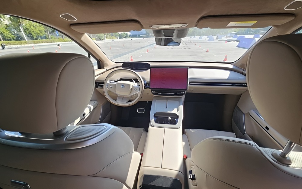 340 сил и задний привод - в РФ едет интересная новинка