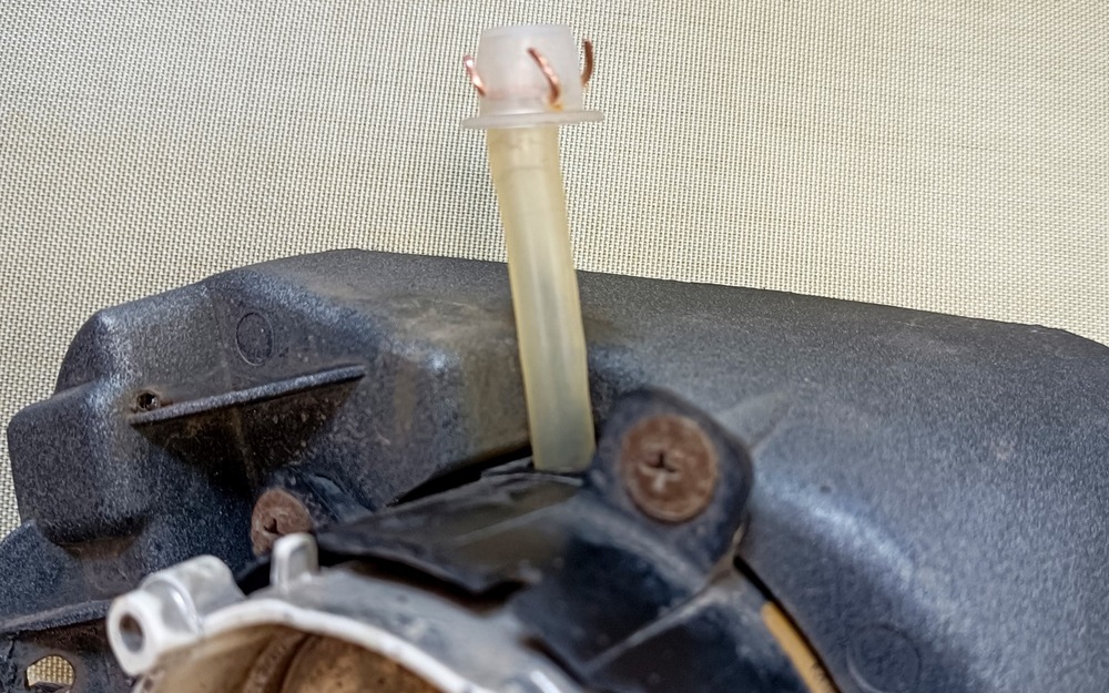 Для защиты от влаги установлена пробка.