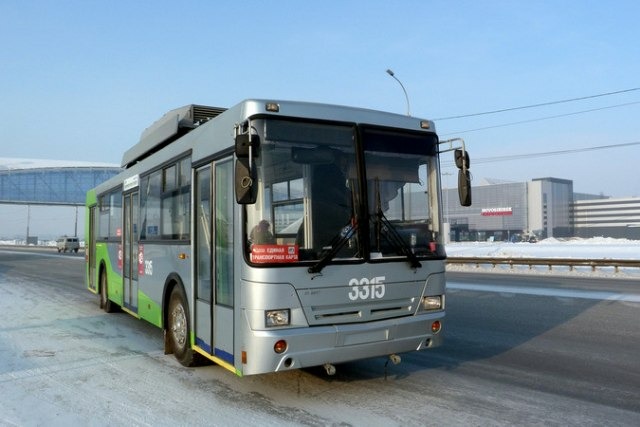 В Новосибирске троллейбус ездит без проводов