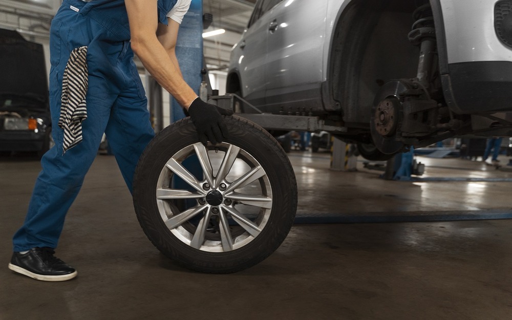 Водителям рассказали о сдвиге смены летней резины на зимнюю на месяц