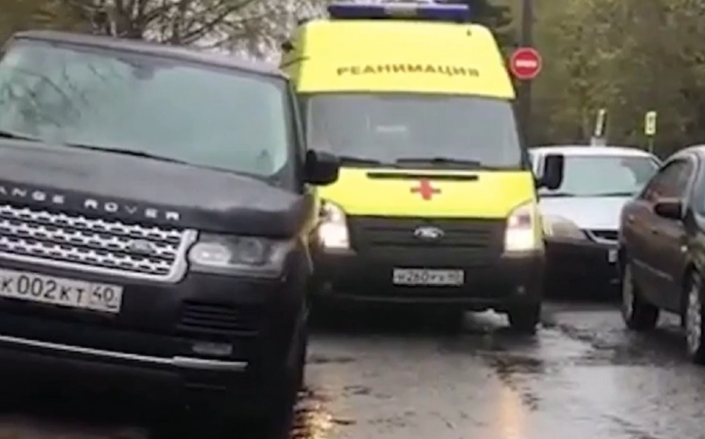 Владелица Range Rover перекрыла дорогу пяти «скорым»