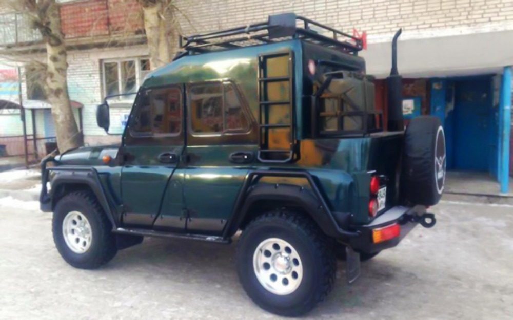 При мимолетном взгляде на этот тюнингованный Hunter и не скажешь, что на самом деле он представляет собой не пикап, а единственный в своем роде седан! Пикантности облику также добавляет вынесенная наверх выхлопная труба и площадка для канистр с топливом - заправки в Монголии встречаются редко...