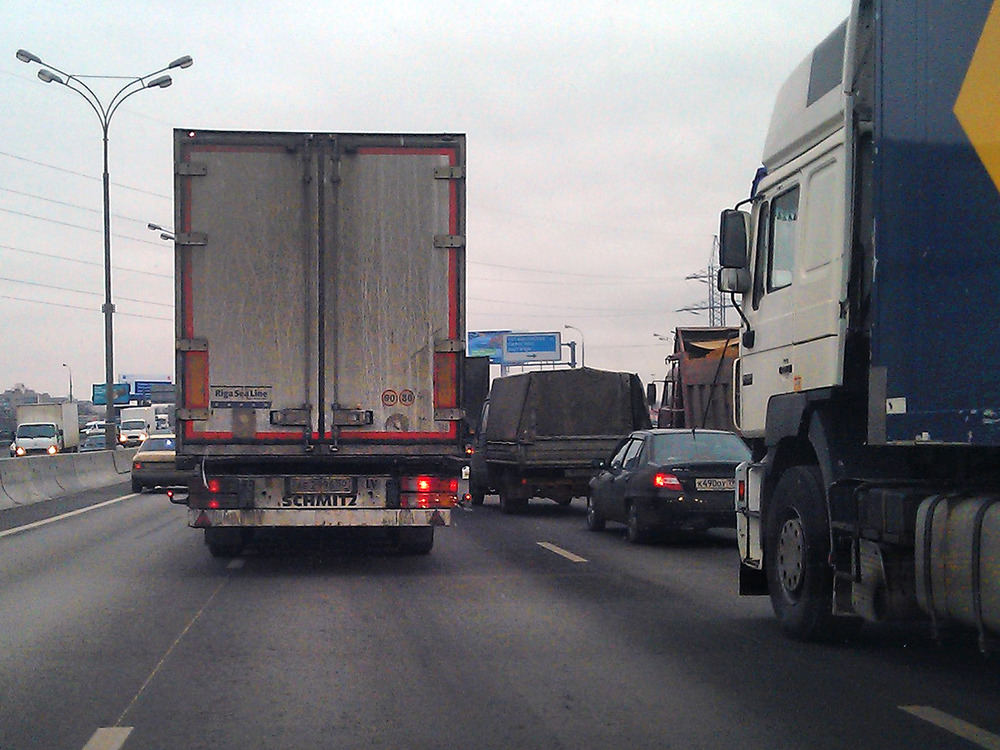 Перегруженные грузовики ежегодно наносят дорогам ущерб в 2,5 трлн рублей