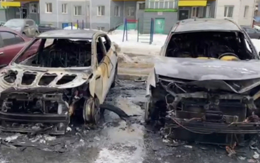 Мужчина из ревности спалил четыре автомобиля