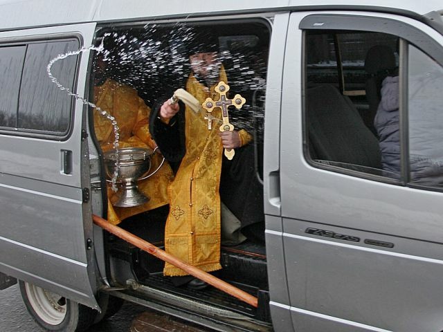 Нижегородская ГИБДД ради снижения аварийности заказала освящение моста 
