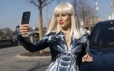 Гуманоидный робот стал ведущим «Разборки недели» и устроил фотосессию с помощью новейшего смартфона CAMON 50