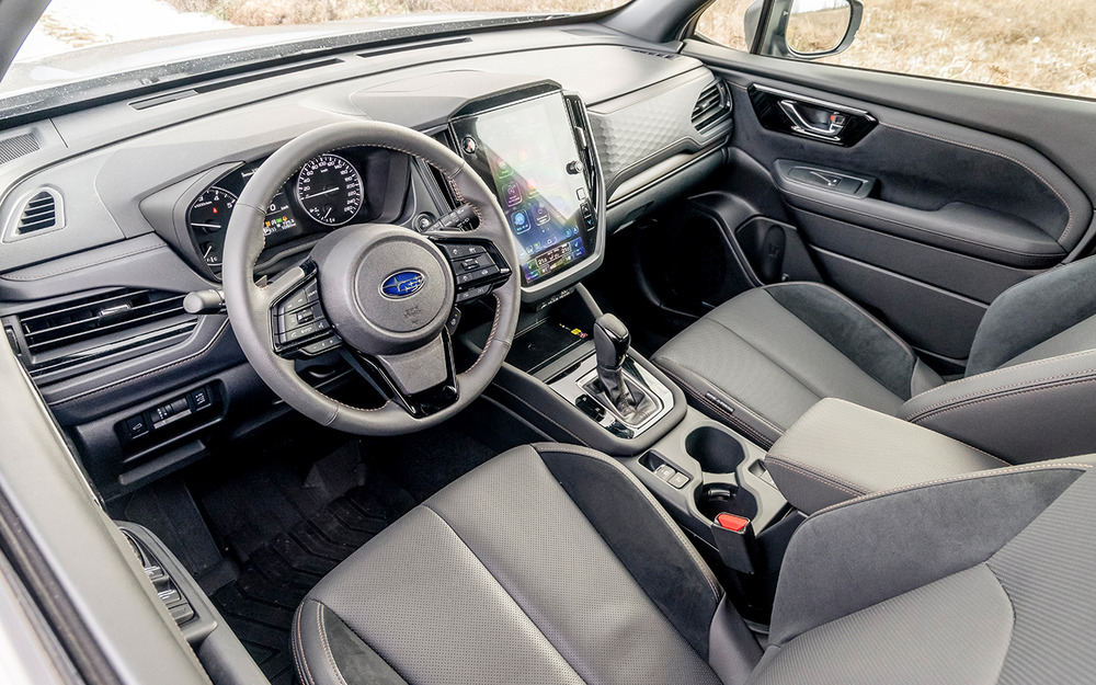 В салоне многовато жесткого пластика, а вместо дизайнерских изысков - достаточно большое число физических кнопок. Обогрев сидений включается с тачскрина, но виртуальные клавиши всегда отображаются, так что лезть в недра меню не нужно.