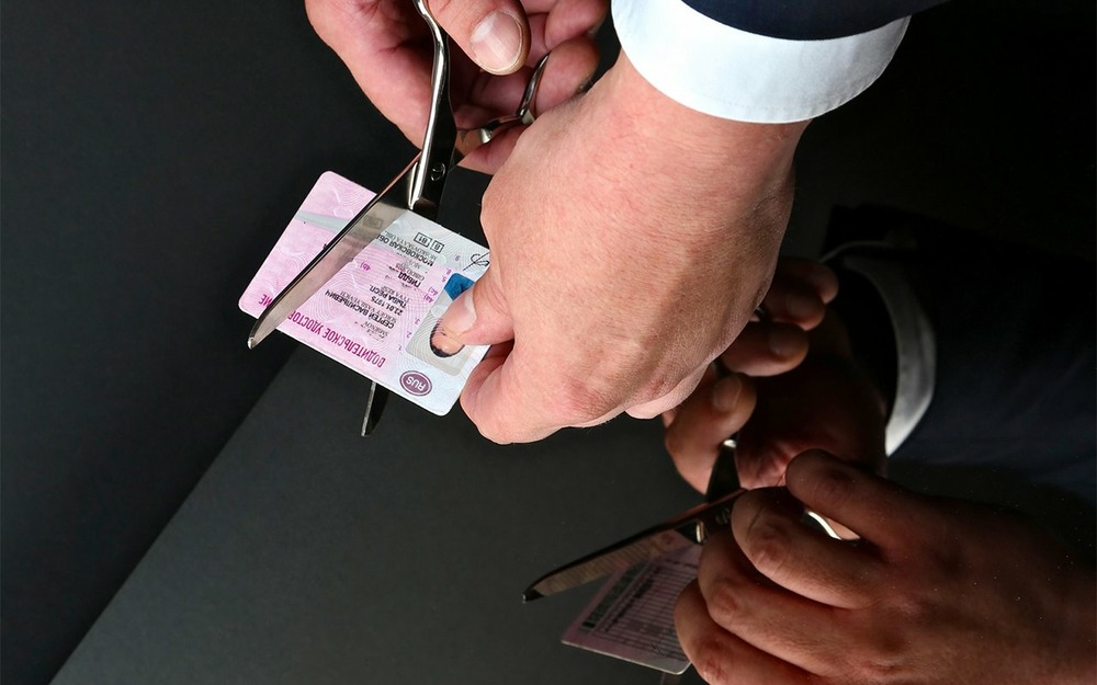 Запретная черта: как безобидные маневры на дороге грозят водителям потерей прав