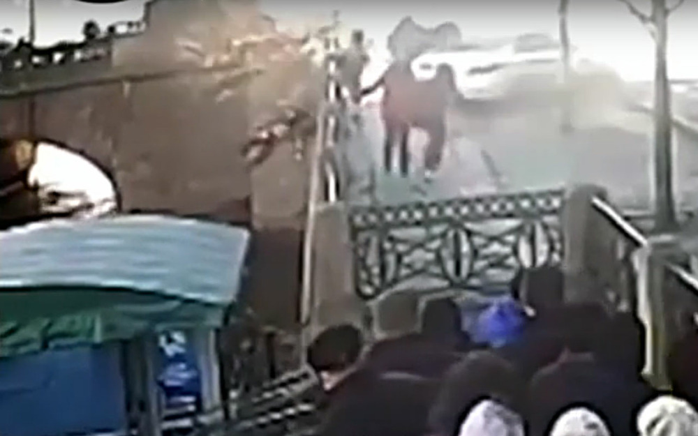Влетевший в людей автомобиль отбросил человека в реку