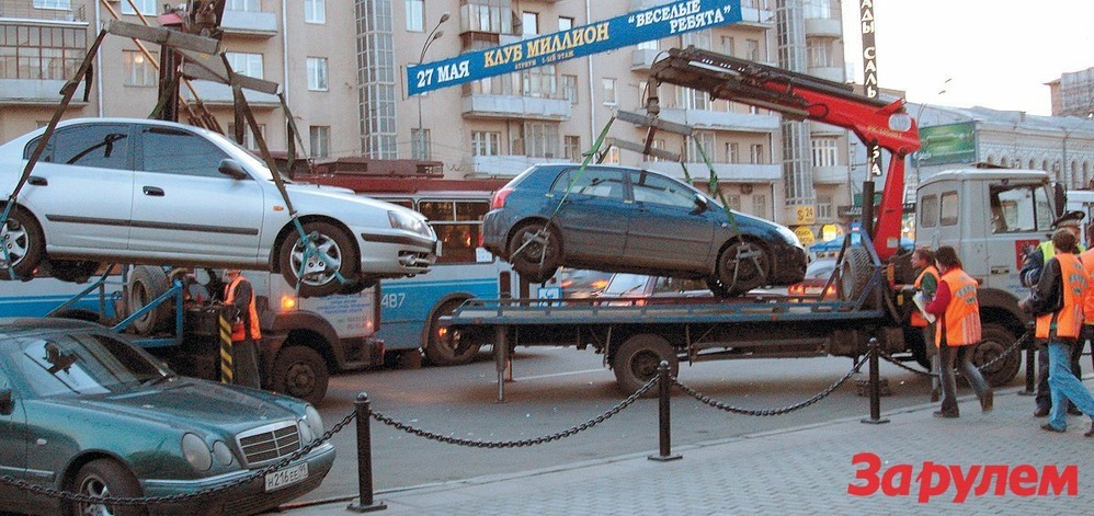 Перемещать автомобили-нарушители с мест, запрещенных для парковок, на столичные штрафстоянки теперь будут 155 эвакуаторов, у которых длинные «руки».