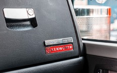 Шильдик с порядковым номером грузовика Kenworth W900 в серии Legacy Edition красуется на крышке бардачка.