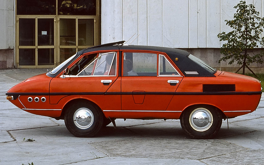 Каравелла Александра Чапыгина - пример безграничной дизайнерской фантазии отечественных Самоделкиных. Мотор в стеклопластиком кузове - от Запорожца, и тоже сзади. Зато кузов - четырехдверный, а передняя подвеска - собственной конструкции.