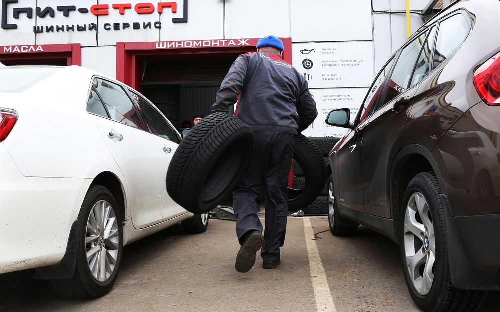 Дефицита нет, цены снижаются: что происходит на рынке летних шин в 2026-м