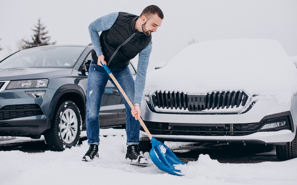 Зимний плен: чем грозит машине долгая стоянка в сугробе