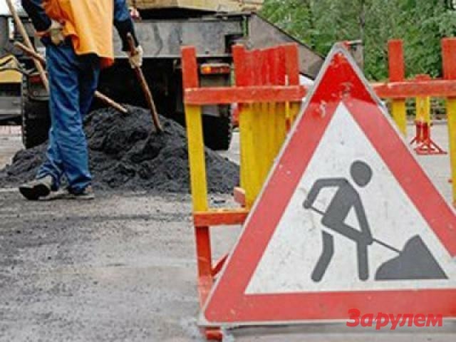 Из-за провала грунта на МКАД пострадало 17 автомобилей