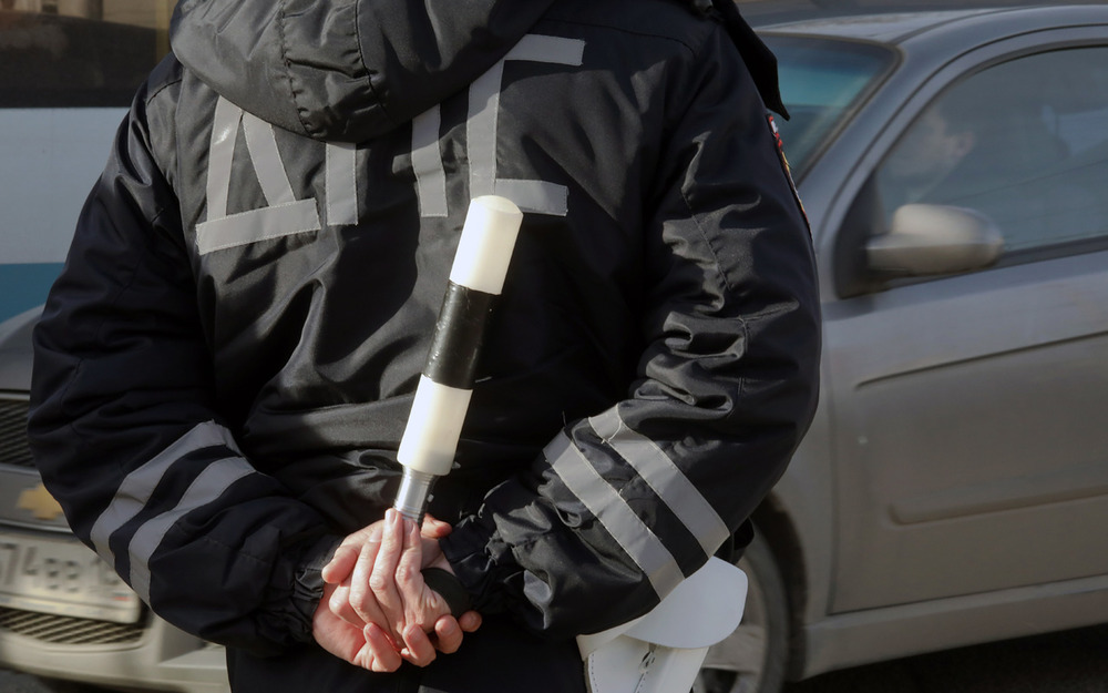 Видим инспектора ДПС на дороге - волноваться или радоваться? Опрос «За рулем»