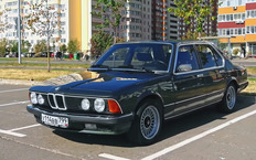 Паспортная максимальная скорость BMW Е23- 215 км/ч, разгон до 100 км/ч - 8 секунд.
