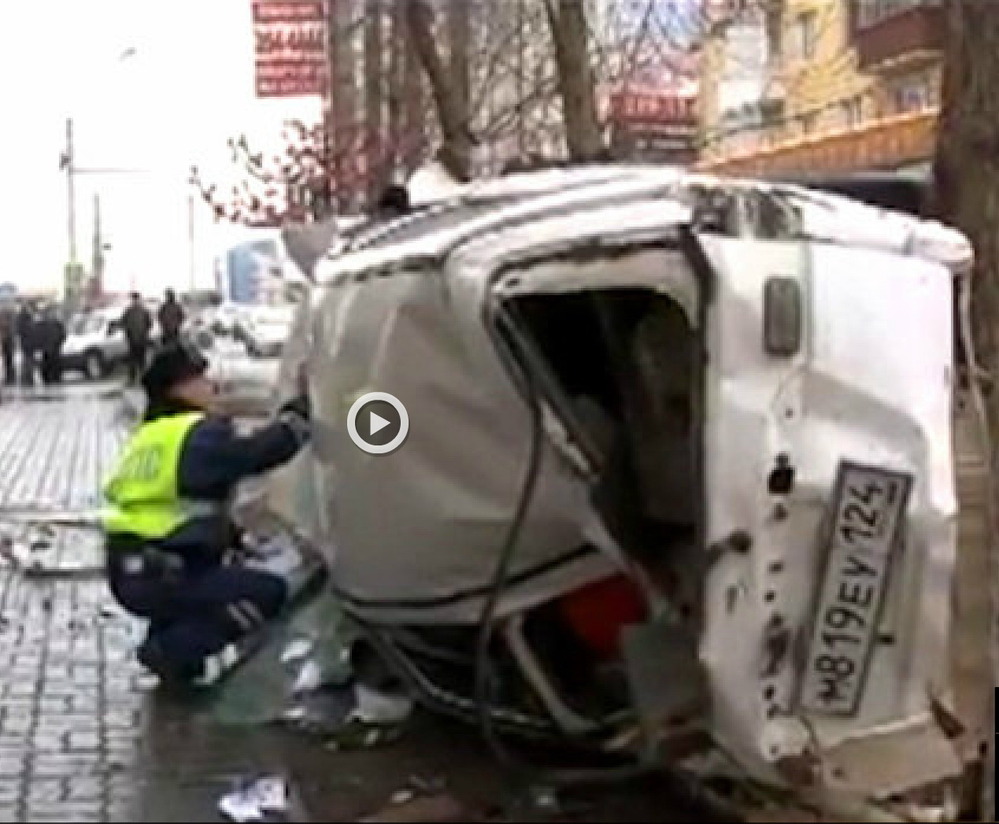 ДТП в Красноярске: Nissan взлетел на высоту второго этажа