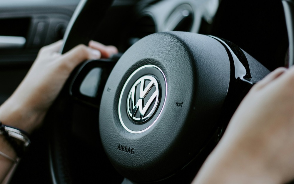 Популярный хэтчбек Volkswagen сильно подешевел: что случилось?