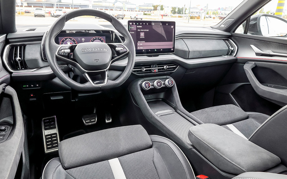 Передняя панель частично отделана алькантарой. Соотношение физических кнопок и управления через логичное меню сенсорного экрана - оптимальное. Спасибо за то, что управление климатической системой осталось физическим. Есть обогрев всех сидений и руля.