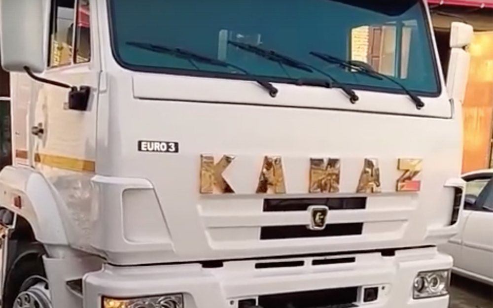 Старенький КАМАЗ превратили в супертягач (видео)