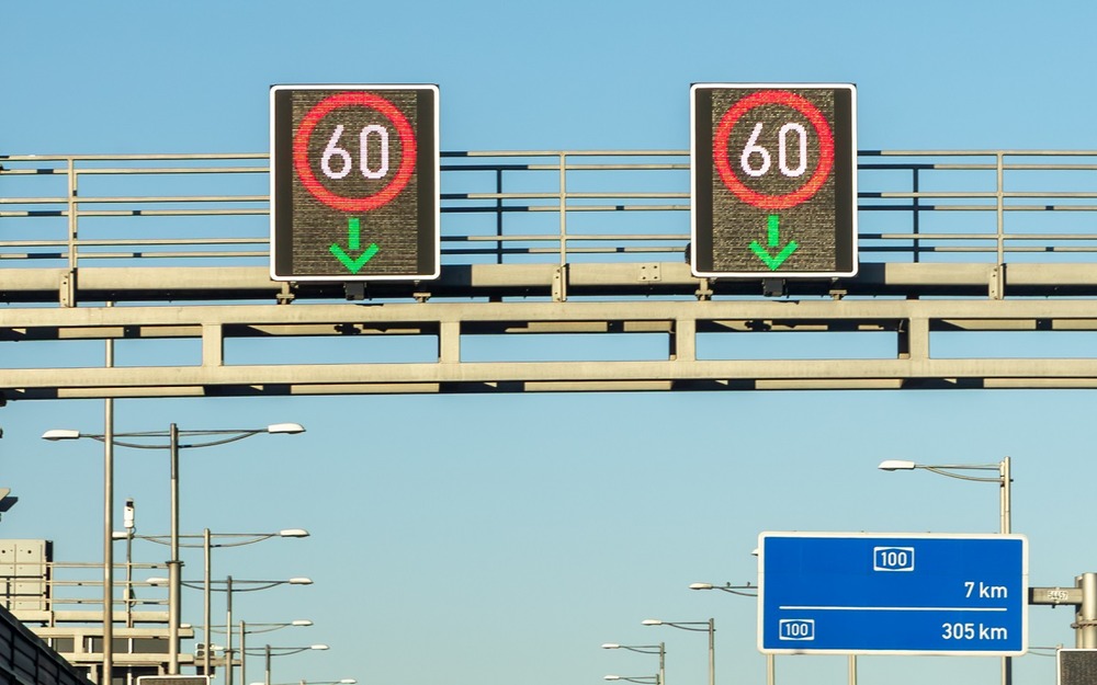 Информационные табло хотят сделать главнее знаков