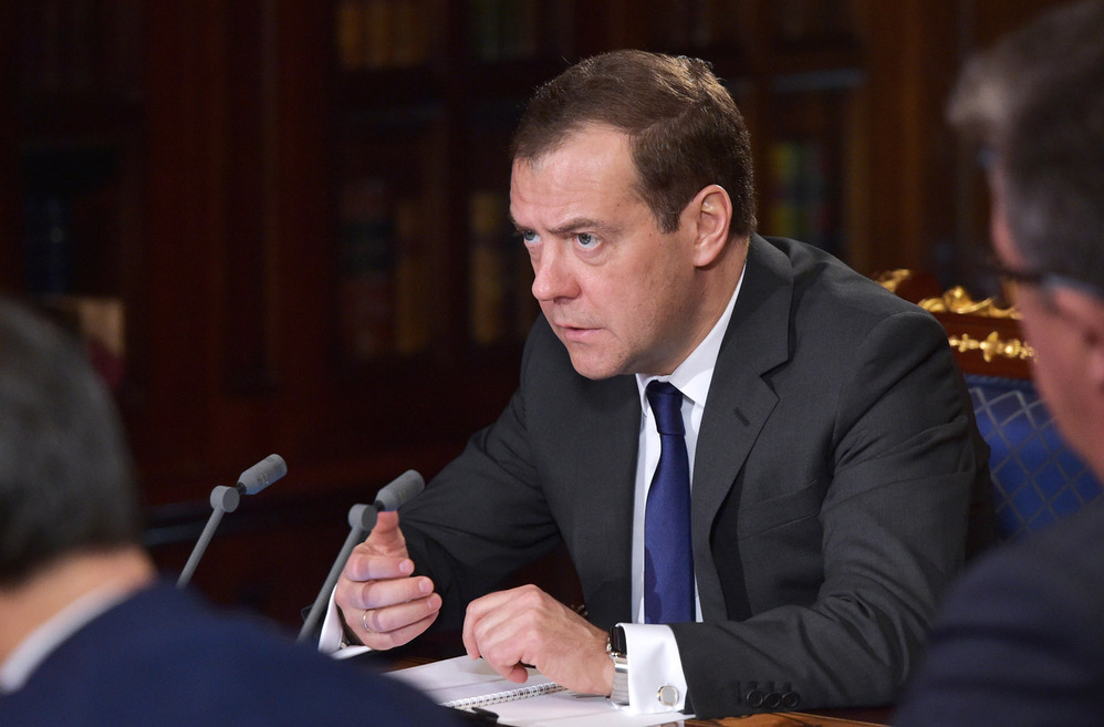 Медведев ужесточил требования к госзакупкам