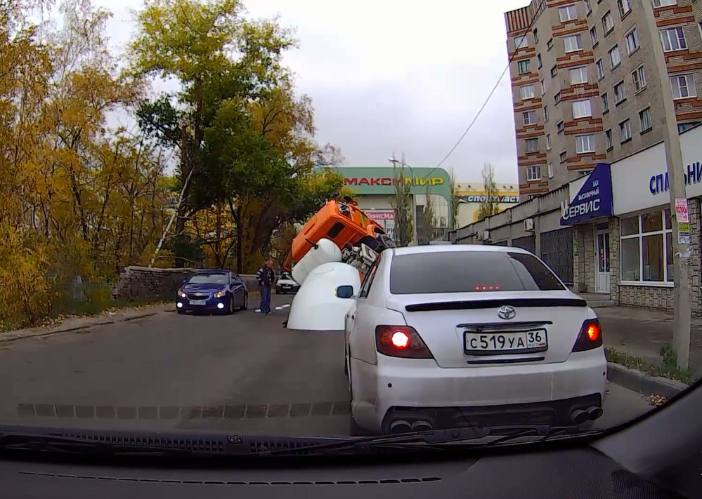 Бетономешалка внезапно ушла под асфальт на глазах удивленных автомобилистов (ВИДЕО)