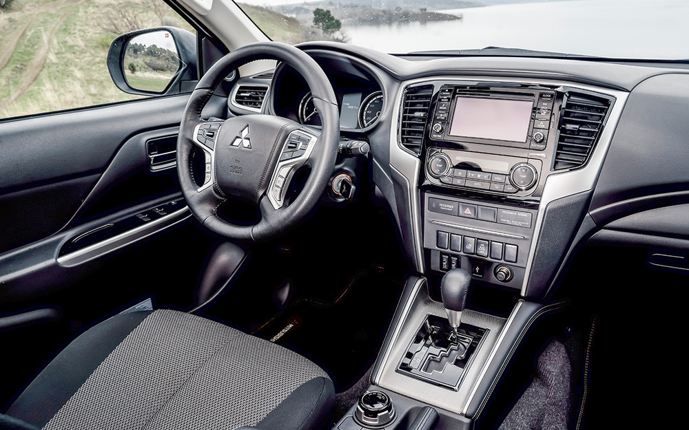 Создатели «пятого» L200 стремились уйти от имиджа утилитарного грузовика. В салоне это вполне удалось. Но из-под заднего свеса сильно виднеется запаска…