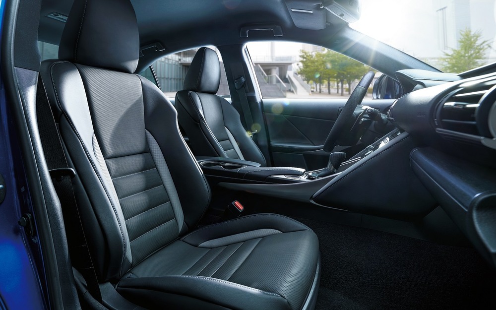 Интерьер Lexus IS