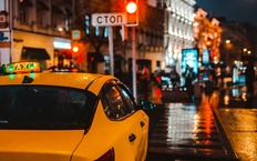 Такси может подорожать: чем обернется ограничение самозанятых водителей