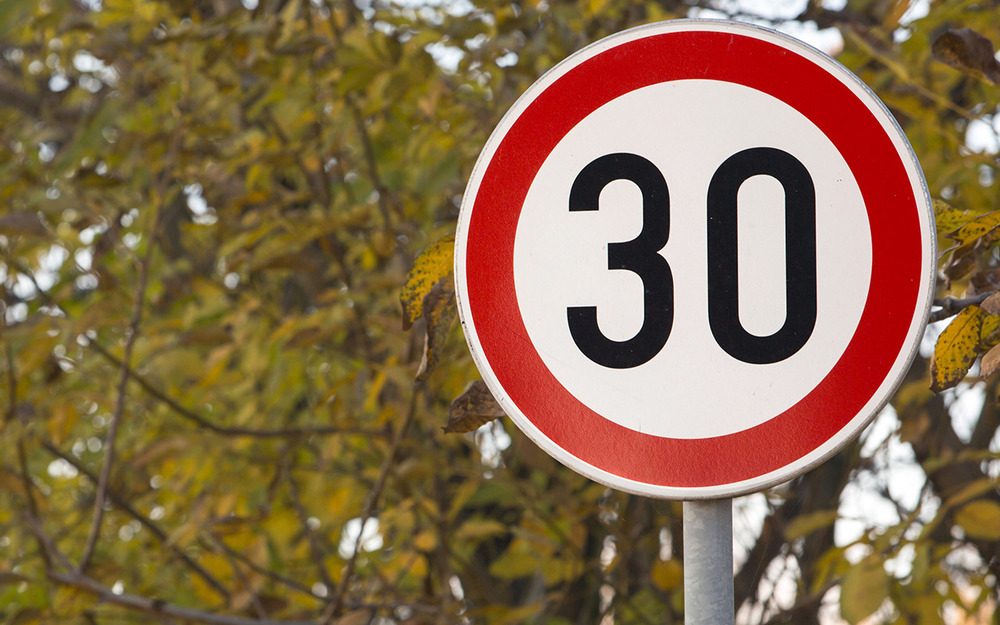 До 30 км/ч - в городах начали снижать скорость