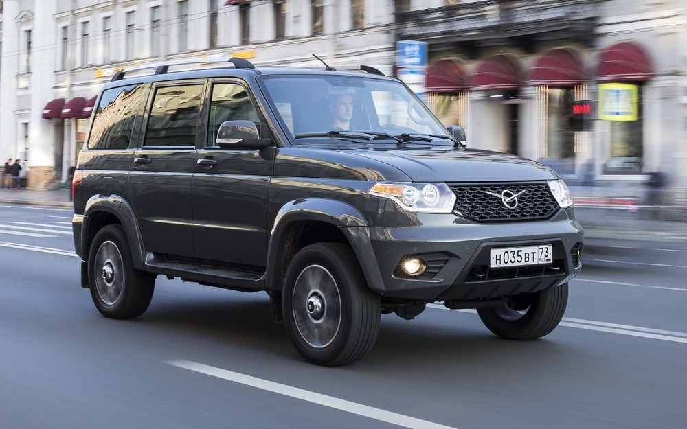 Цены пятилетних УАЗов Патриотов лежат в широком диапазоне от 1 до 2,5 млн рублей. После 2016 года, помимо базовой, выпустили много лимитированных версий: Экспедиционный, Премиум, Edition 1 и других. Как правило, они богаче оснащены и тщательнее собраны, но при этом дороже.