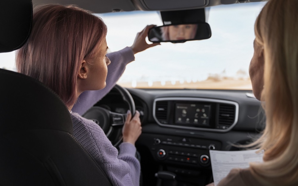 Незаменимый помощник на дороге: легендарный видеорегистратор-зеркало