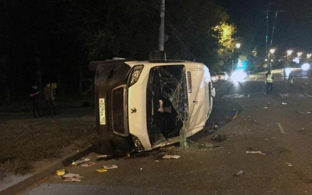 Удар КАМАЗа перевернул маршрутку