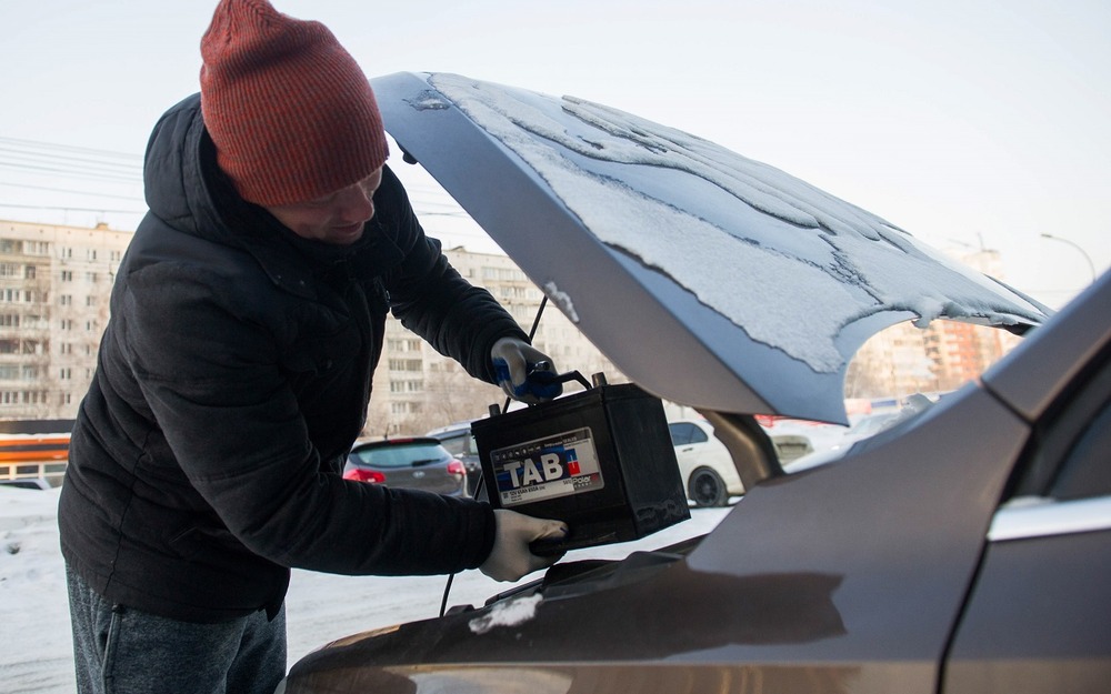 Названы способы продлить жизнь аккумулятора авто зимой