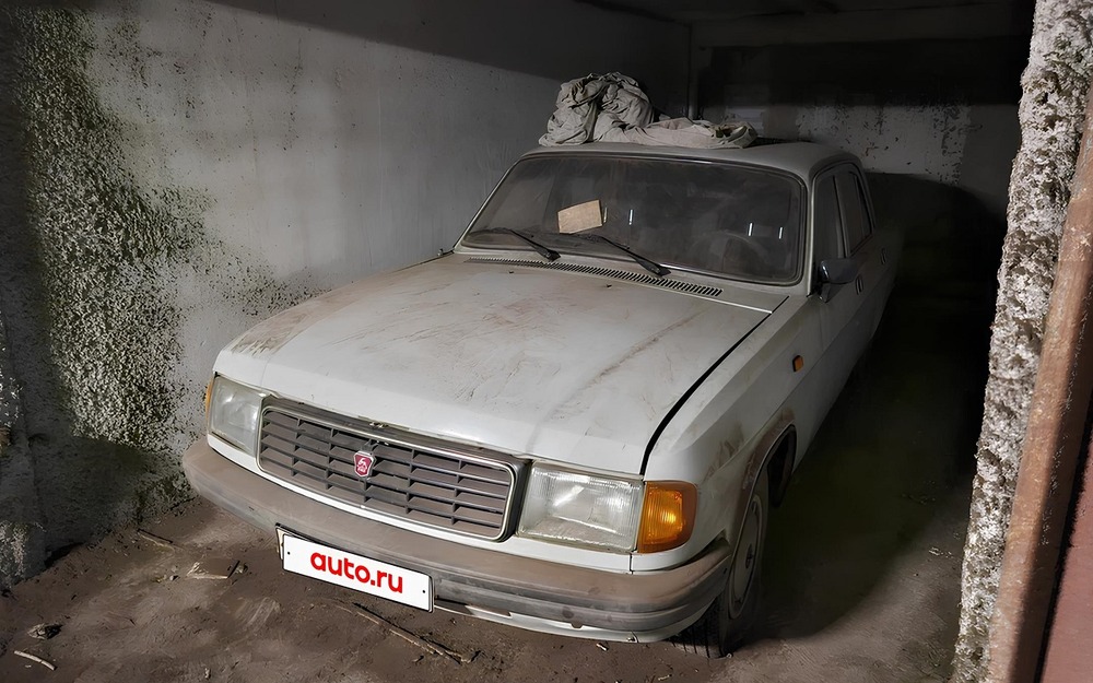 Почти новая Волга образца 1994 года с красным салоном ищет владельца