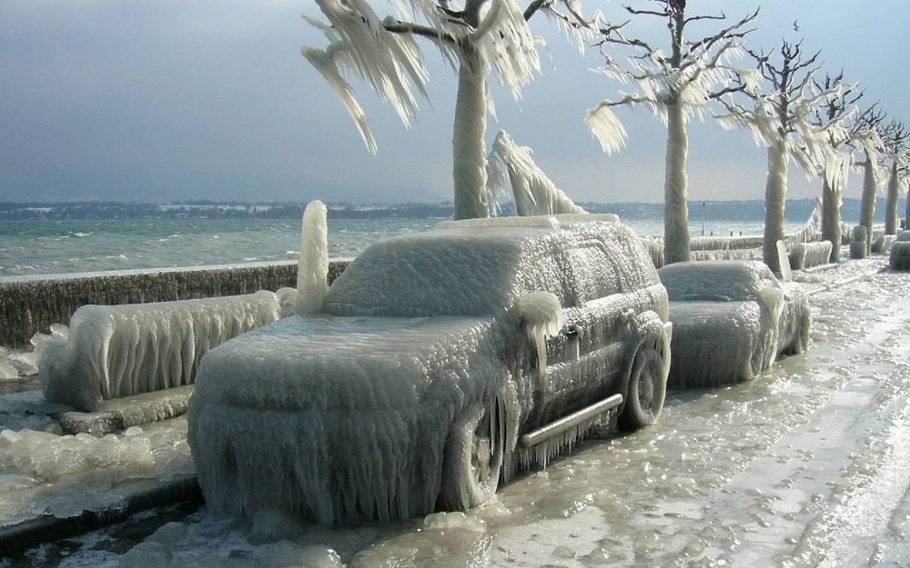 При сильном ветре с водоема наросты льда могут быть очень значительными. Это не ледяной дождь, а ледяной ветер, но методы борьбы те же.