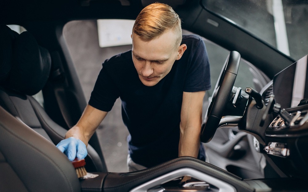 Почему нужно побыстрее убрать следы реагентов в салоне: ответ эксперта