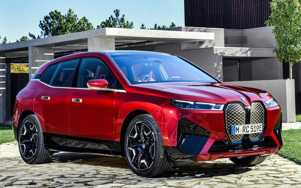 В BMW уверены, что огромные ноздри - это круто. Вот и концепт iX при них. Он встанет на конвейер к концу года. Представленный ранее BMW iX3 вырос на платформе, созданной под ДВС, а вот iX должен положить начало оригинальной электрической архитектуре.