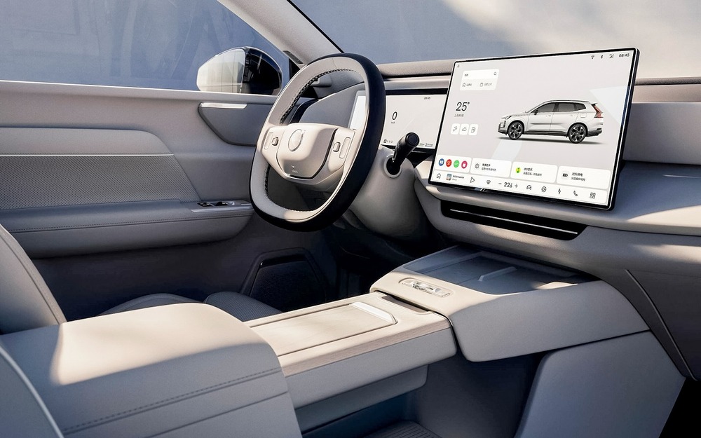 В интерьере Volvo XC70 руль с двумя спицами и пара разнесенных дисплеев на передней панели - как у всех.