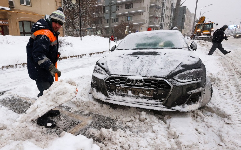 Владельцы дорогих машин чаще других паркуются, как хотят
