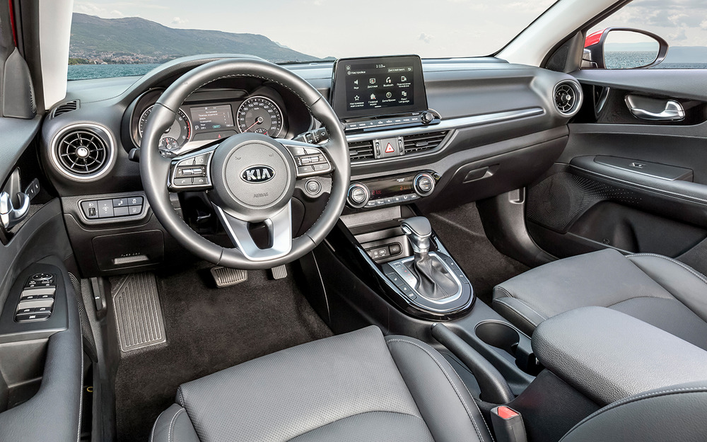 Всё на своих местах. Медиасистема работает отлично, но сенсорный экран (8 дюймов) полагается только старшим комплектациям, у младших - простой монохромный. Пластик не лучший, а потому «сверчки» просыпаются уже к 50 тысячам км.