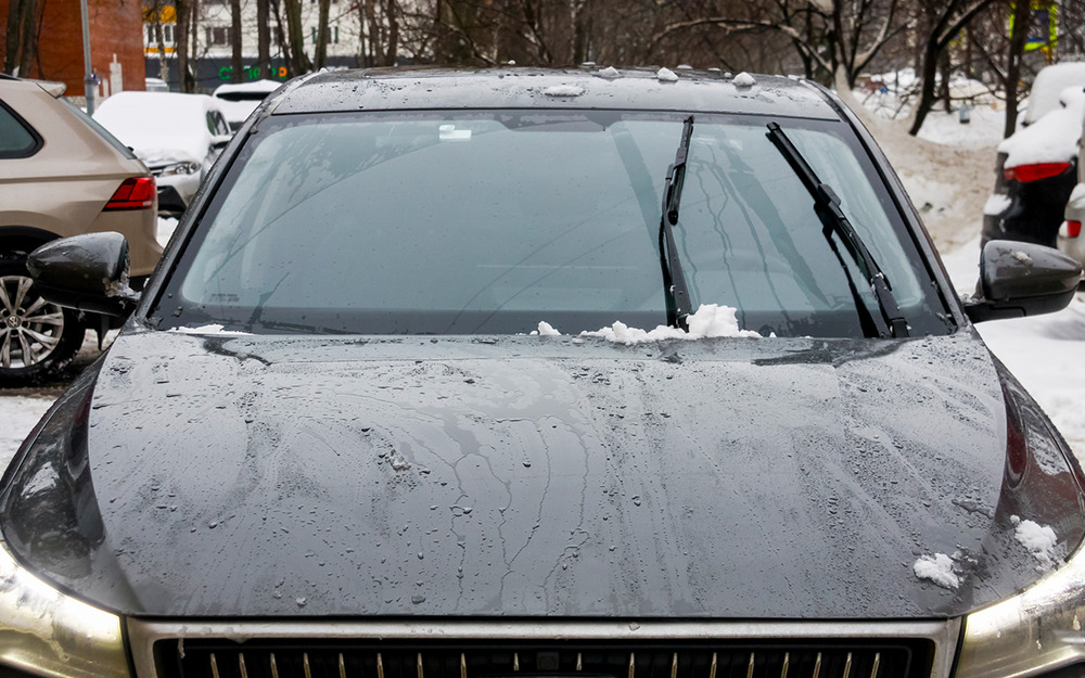 Зимой на парковке лучше оставлять «дворники» в сервисном режиме (после выключения двигателя удерживаете подрулевой переключатель в нижнем положении). Так проще убрать снег со стекла, а главное - из ниши под ним. После пуска двигателя щетки останутся в такой же позиции.