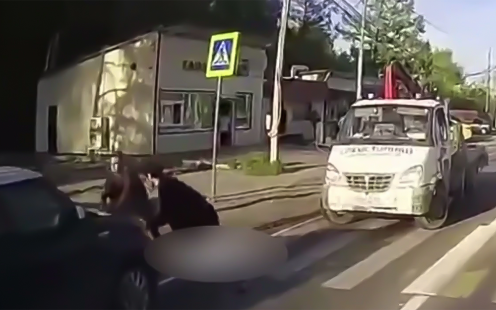 На видео попало, как спасали женщину, потерявшую сознание за рулем