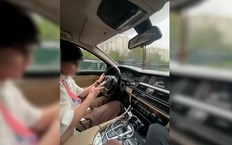 В голове не укладывается: подросток без прав за рулем, а взрослые это поощряют